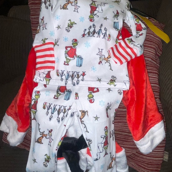 The grinch robe and pajamas 12 months $15 - Picture 3 of 4